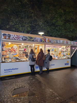 Verkaufsstand des kreativAteliers an der Basler Herbstmesse mit liebevoll hergestellten Produkten für den Haushalt, als Deko oder als Geschenk (aus Pappmaschee, Holz, Keramik, Papier/Karton und Textilien).